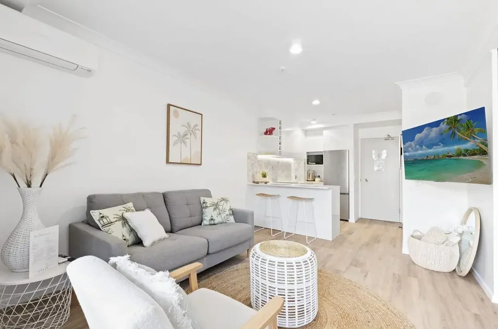 Surfers Paradise 1Moenga Coastal Living on Paradise Island - Renovated One-Bedroom Apartment
