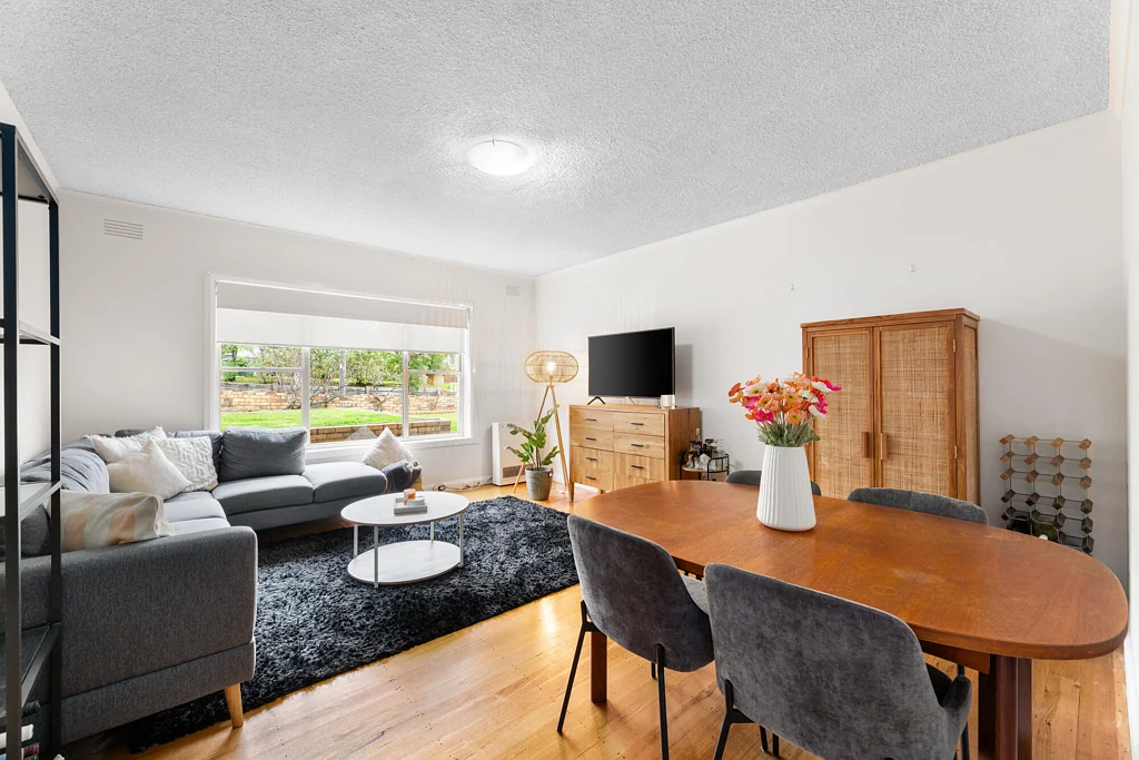 Camberwell 2Moenga Spacious Ground-Floor Residence Opposite Through Road Reserve