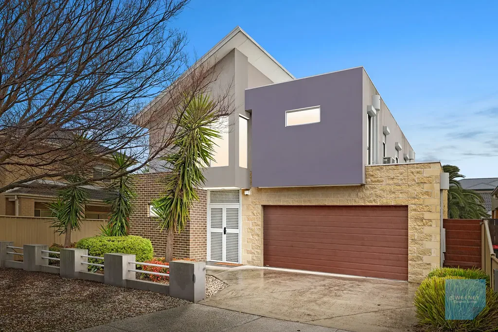 4 Stradbroke Gardens, Caroline Springs, VIC 3023