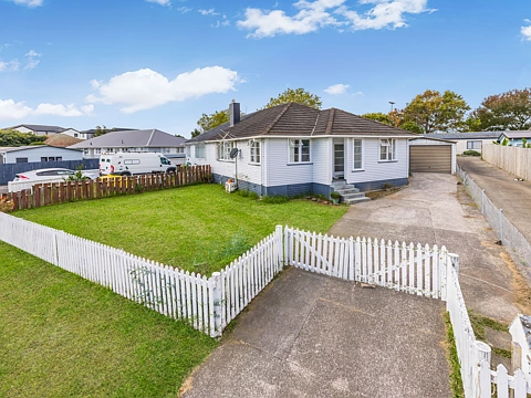 Papakura 2房  "Do it up"! (454sqm Land size)