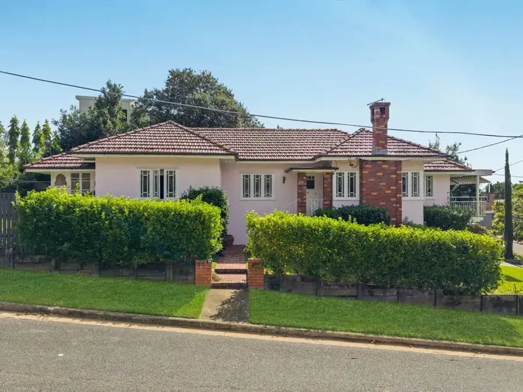 Annerley 3房 核心地段街角地块 559㎡全幅地 全屋Blackbutt地板 Miele电器 东向阳台 便利设施环绕 Renovated Character Home in the Heart of Annerley