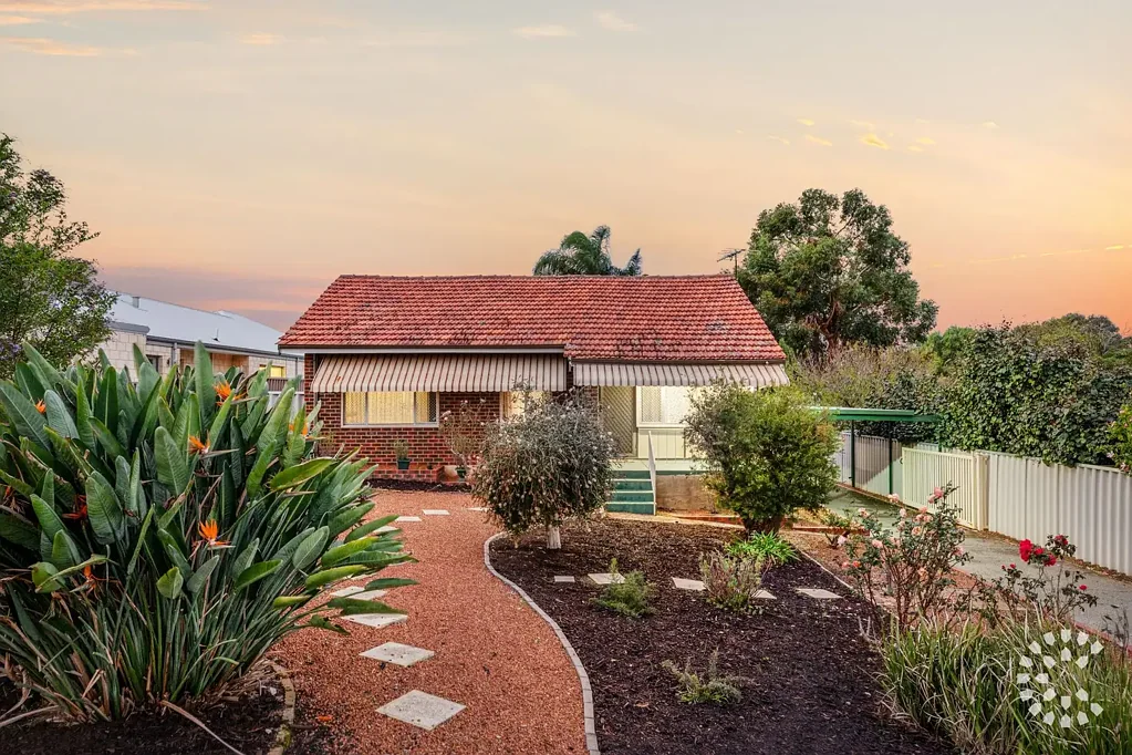 Coolbellup 3Moenga Charming 60s Classic on a Spacious 728sqm R30 Block