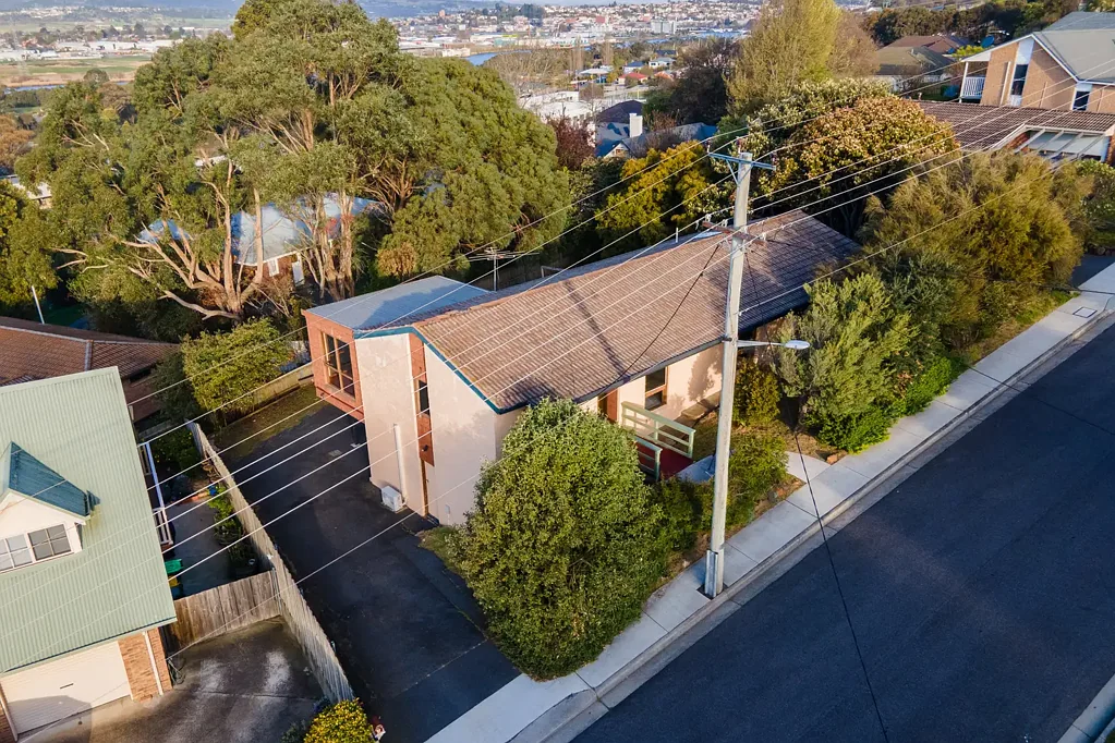 Riverside 3chambre Riverside Opportunity: Renovated Kitchen, Sunny Outlook & So Much Potential