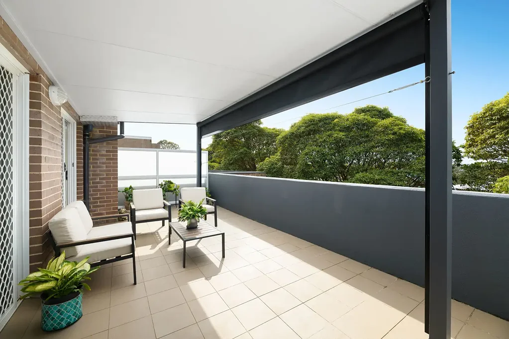 Helensburgh 2房 Helensburgh核心公寓 两居室现代设计 高天花板 私密阳台 无遮挡绿景 全新厨房电器 Westinghouse&Bosch 地下停车位 Coles正对面 步行生活圈 Prime Position