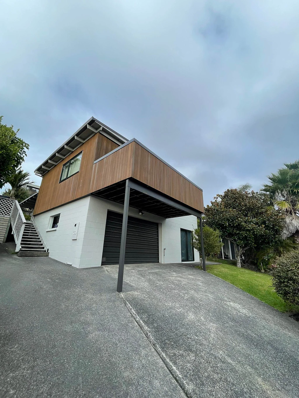Modern Family Living in a Peaceful Waiake Cul-...