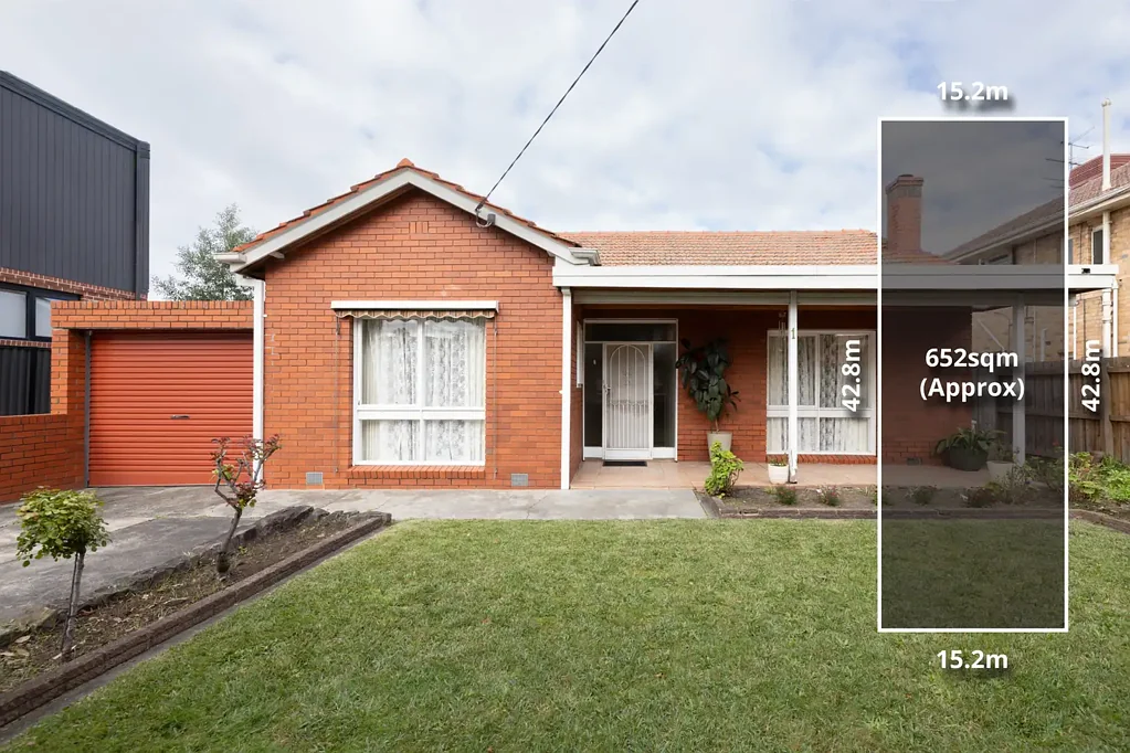 Caulfield South 3房 双车道通道 652sqm地块 砖砌住宅 高天花板 宽敞布局 大理石壁炉 即时舒适 家庭灵活 未来潜力 Timeless Charm with Family Flexibility on 652sqm