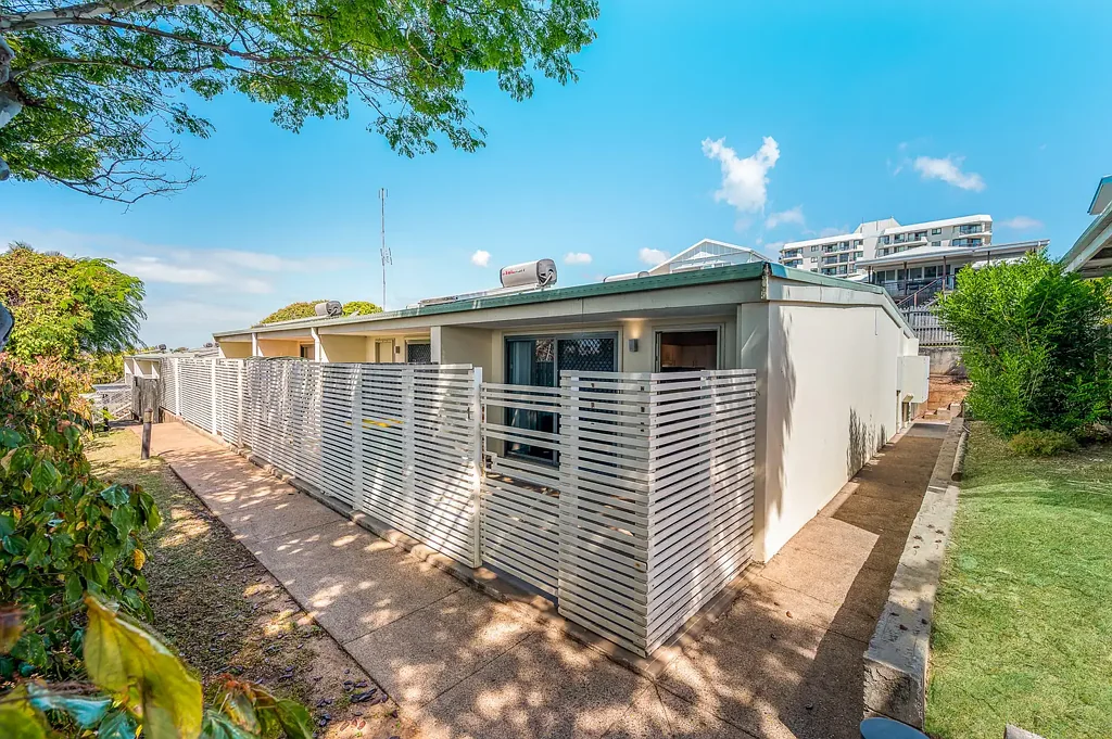 West Gladstone 1બેડરૂમ FURNISHED GROUND FLOOR UNIT!!