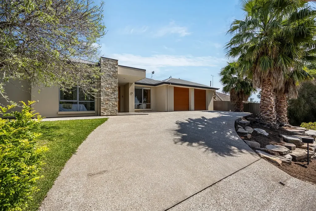 Beaumont 5房  A Spacious Family Favourite Swimming in Sport, Schools & Sunshine.