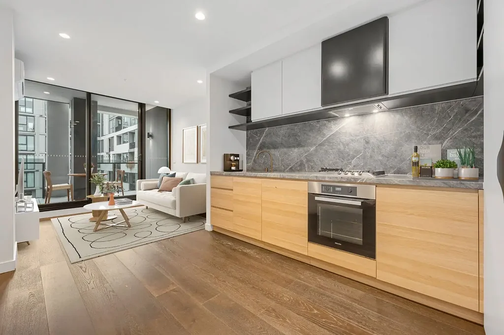 West Melbourne 1房 市中心边缘 优雅门厅 落地窗框景 书房灵活 设计师厨房 宽敞卧室 现代浴室 私密阳台 独立车位 零售咖啡 Luxury City-Edge Living with Spacious Study & Premium Finishes