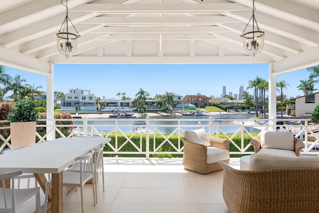 Bundall 3房  Elegant Hamptons Waterfront Entertainer Basking in Skyline Views