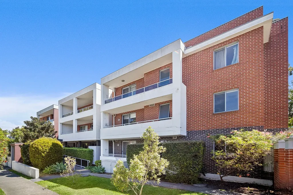 Mortdale 3Kwarto Elevated Ground Floor Apartment with House-Like Proportions