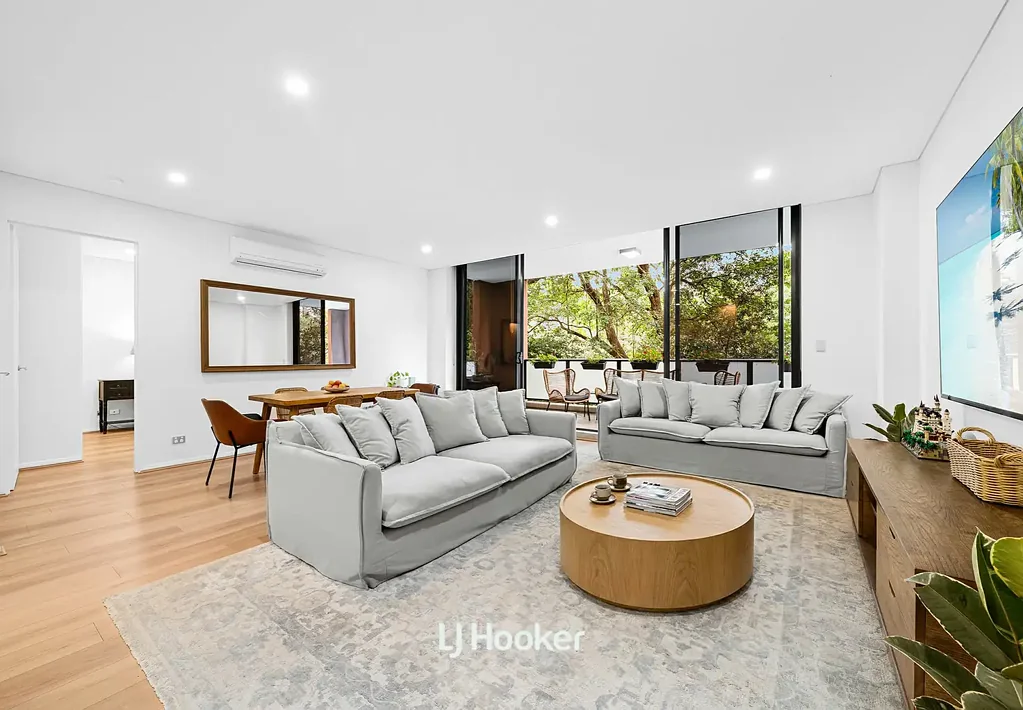 Stylish, Sunlit Sanctuary in Prestigious Loralea Gardens