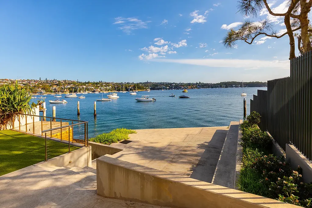 Absolute Waterfront Executive Residence – Renovated 3 Bedroom Apartment