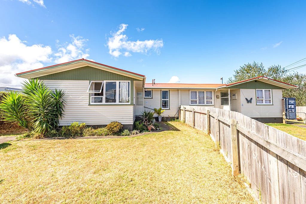 Gonville 4Zimmer Two Renovated Units with Tenants in Place!