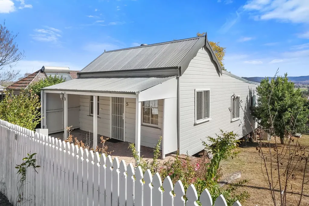 Aberdeen 4房  Dual Living Opportunity with Character & Charm