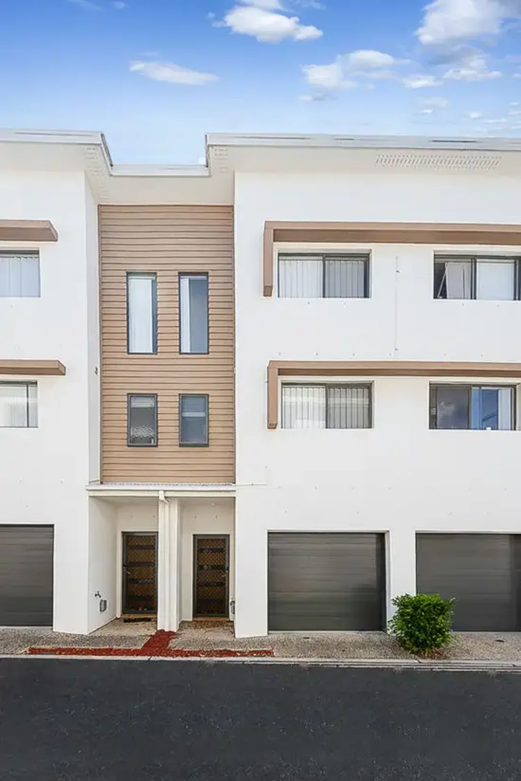 3 Bed Townhouse with Aircon in Master Bed