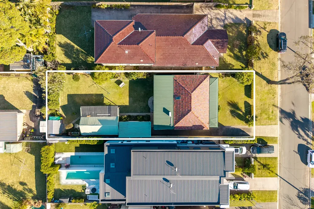 Caringbah South 3कमरा DEVELOPMENT OPPORTUNITY IN A BLUE- CHIP LOCALE