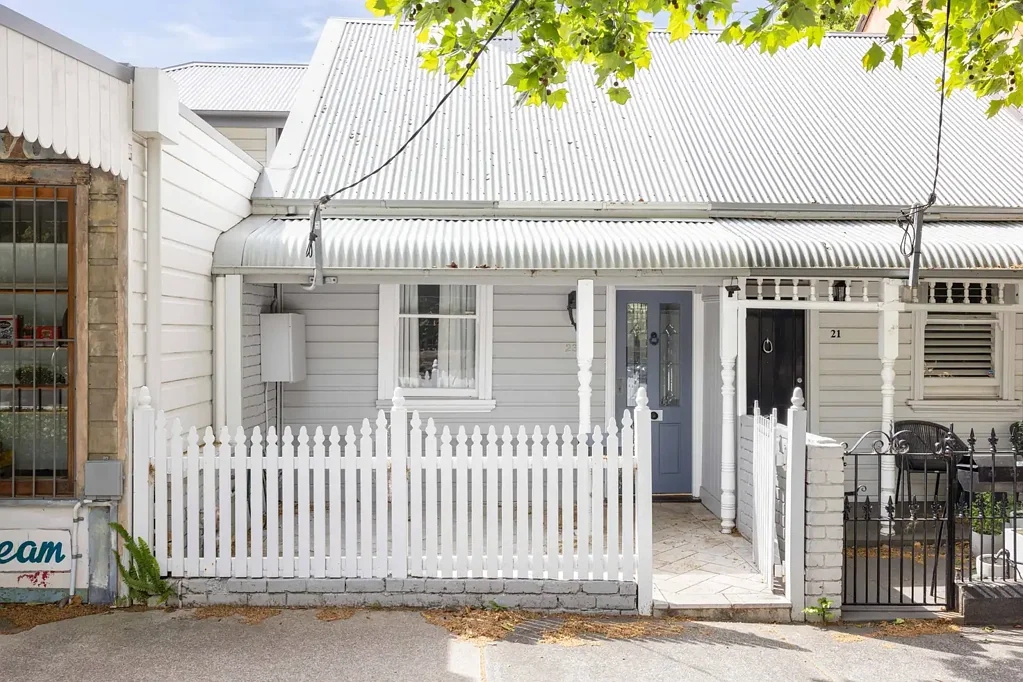 Classic cottage / large courtyard / village position