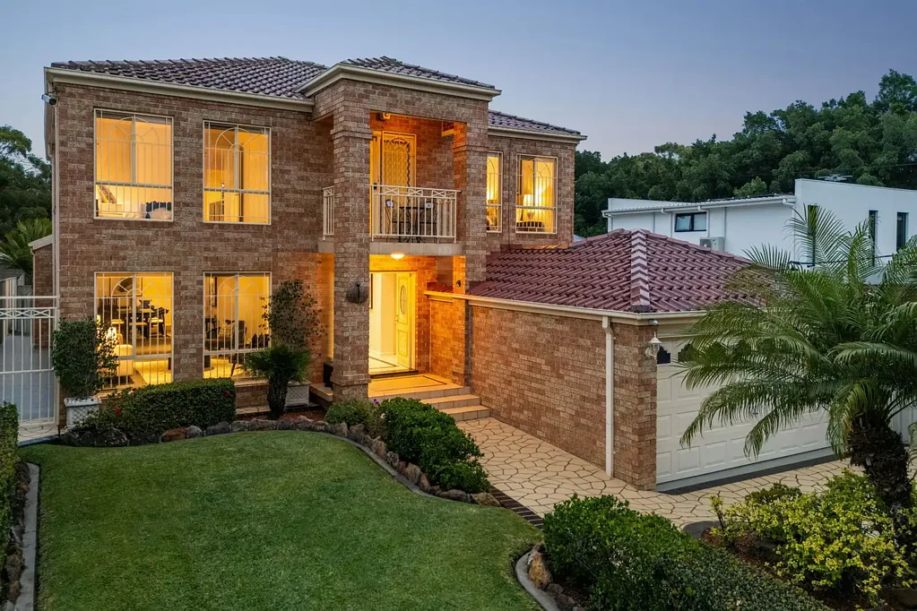 Strathfield South 5房 公园旁静谧小巷内的宽敞现代家庭住宅 Generous modern family home in peaceful parkside cul-de-sac location