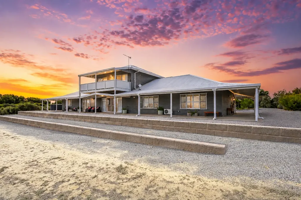 Jurien Bay 4房  The Ultimate Lifestyle Escape - Immaculate, Self-Sufficient & Ready to Enjoy