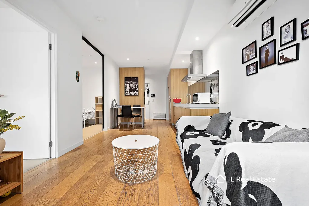 Fully Furnished 2-Bedroom Apartment in the Heart of Melbourne CBD