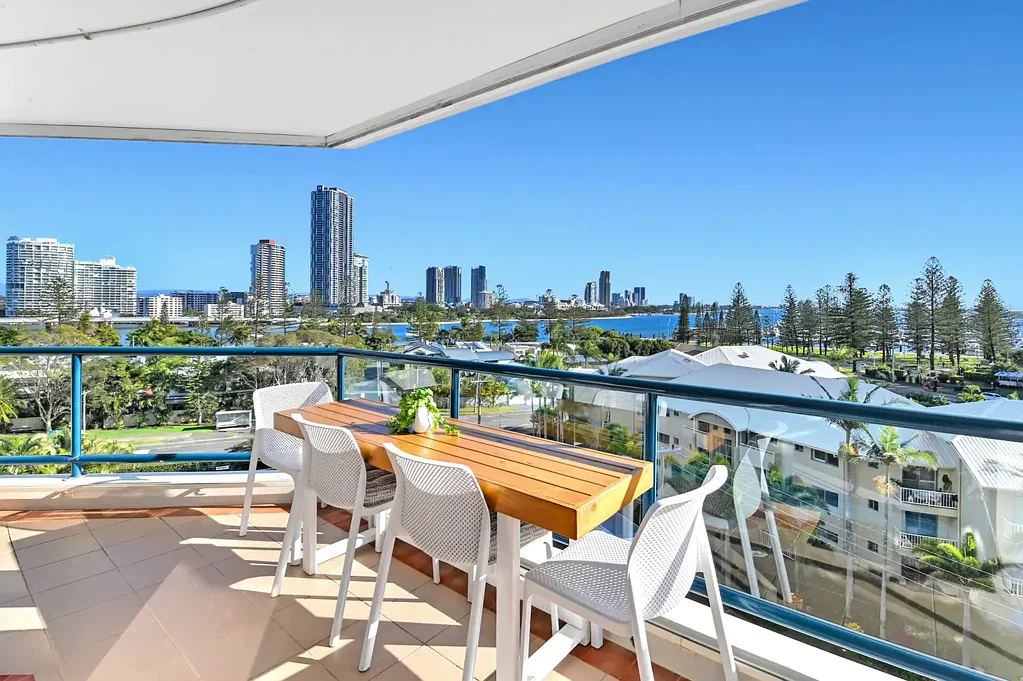 Main Beach 2房  194m2 OF LUXURY LIVING OVERLOOKING THE BROADWATER  - DON'T MISS THIS MAIN BEACH GOLDEN OPPORTUNITY.
