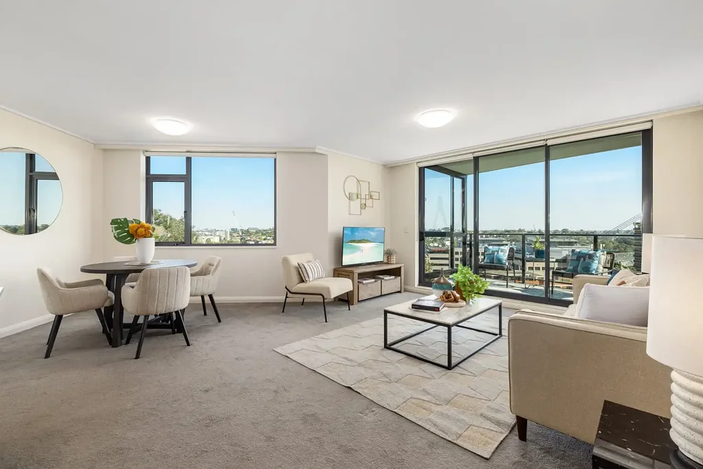 Pyrmont 2房 壮丽海港panorama视野 宽敞单层设计 精致石材厨房 豪华主卧套间 底层停车位 度假村式设施 Refined Residence in Exclusive Harbourfront Community