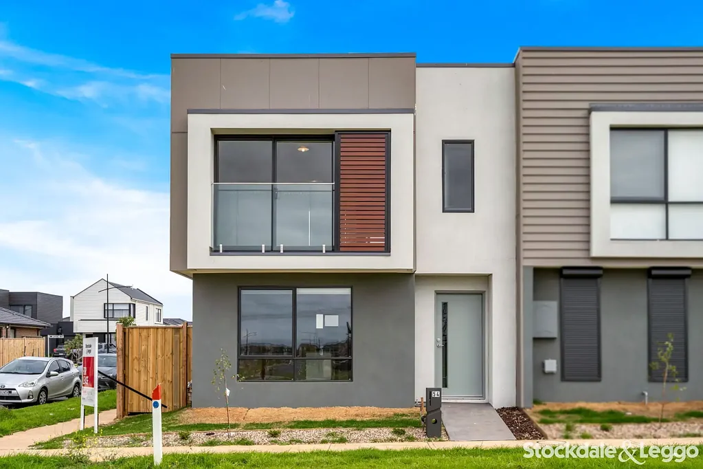 Stylish, Elegant & Modern Townhouse!