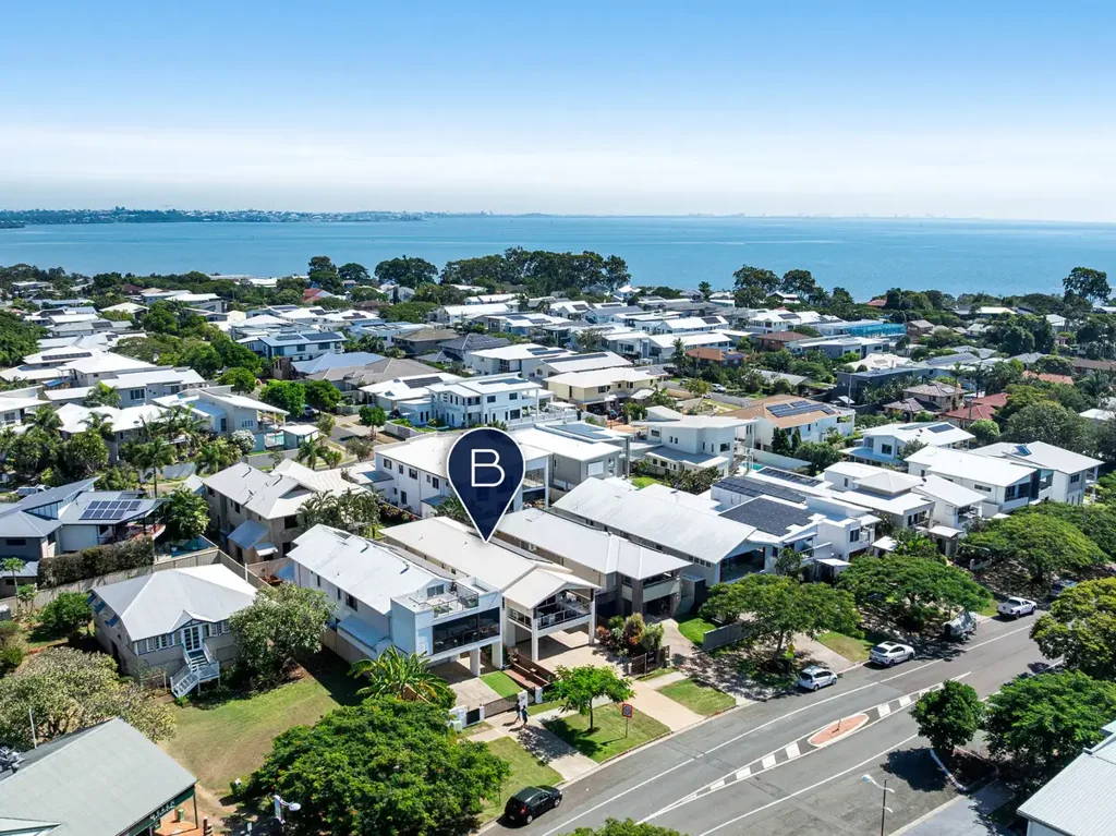 Wellington Point 4 Bedroom Sea Views in the Wellington Point Village