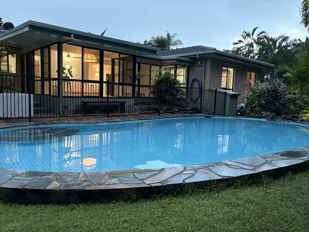 Wongaling Beach 2ห้องนอน A Sneak Peak - Solid Home with pool, solar and in a Quiet Cul-de-sac off Reid Road !