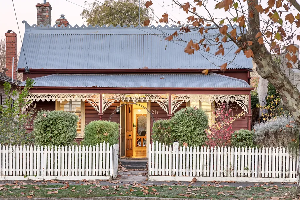 Ballarat Central 3房  Charming Victorian Cottage with Modern Comfort in Prime Central Location
