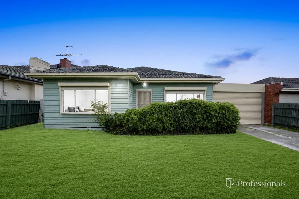 St Albans 2chambre A Rare Opportunity on 721m² - Renovate, Rebuild or Subdivide (STCA)