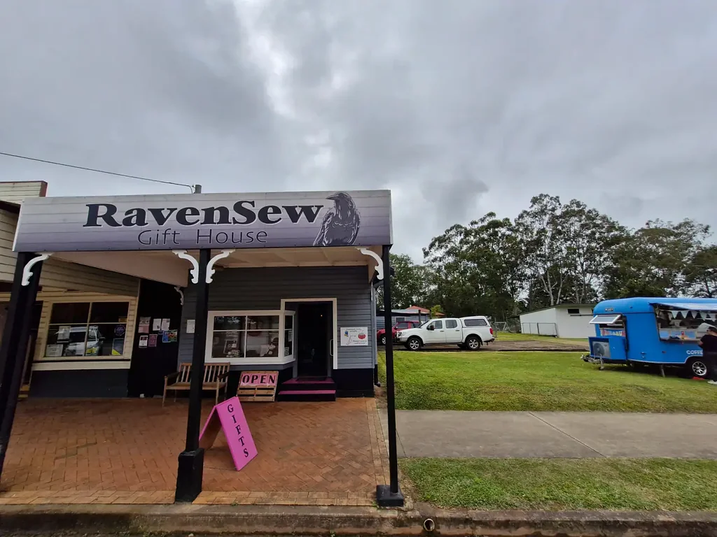 Ravenshoe 3房  Versatile Main Street Shopfront with Private Cottage Residence