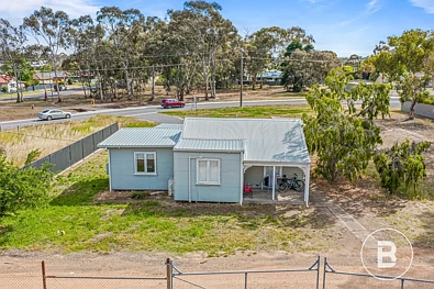 Stawell 3chambre Light Filled Cottage with Modern Upgrades