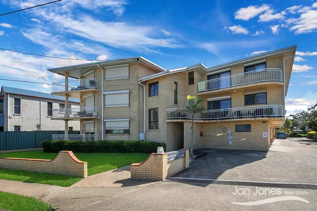 Clontarf 2 Bedroom WATER VIEWS IN A SUPERB LOCATION
