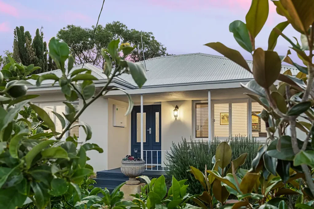 Hamilton Hill 3房  Character, comfort and a touch of 1960s cool