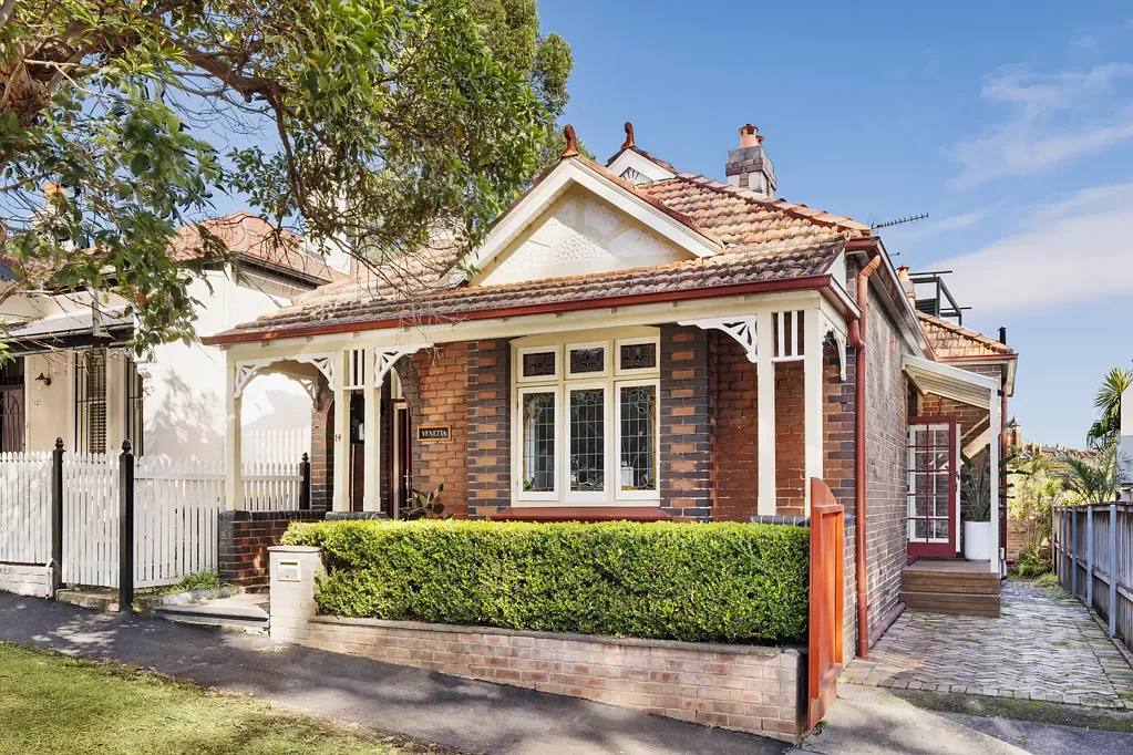 Balmain East 2房 宁静死胡同 私密半岛地 联邦经典建筑 Kauri地板壁炉 现代燃气厨房 渡轮通勤便捷 Federation charm meets harbour tranquility on the peninsula