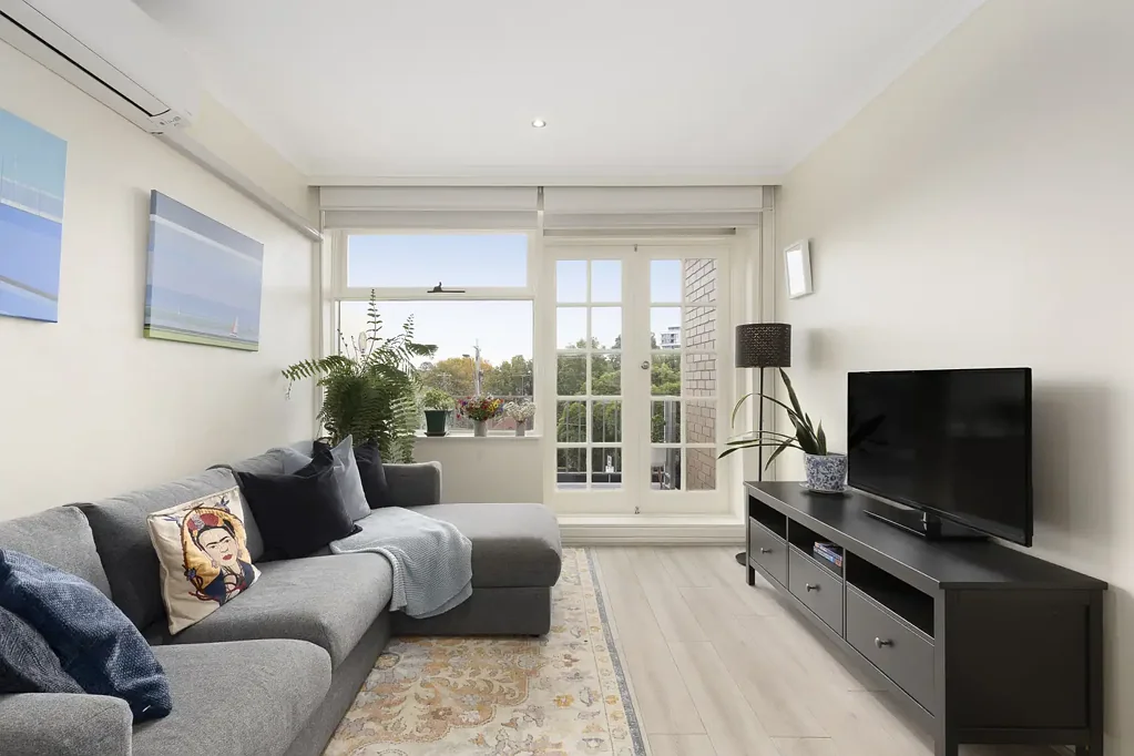 Bright, Renovated in Bayside Elsternwick