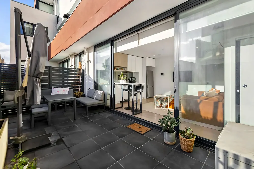 Bentleigh 2कमरा Ground Floor apartment throw to central road shops