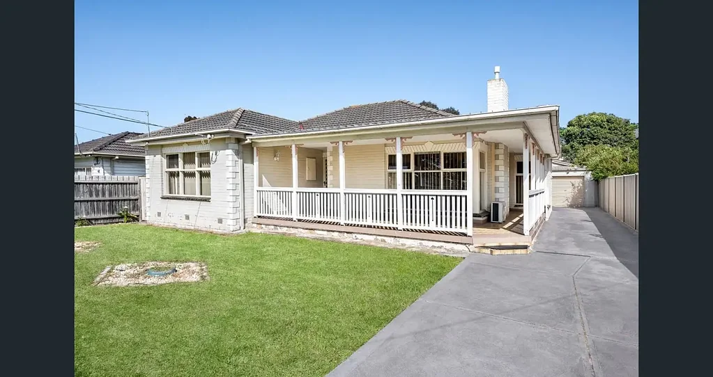 SPACIOUS THREE-BEDROOM HOUSE CLOSE TO MONASH MEDICAL CENTRE