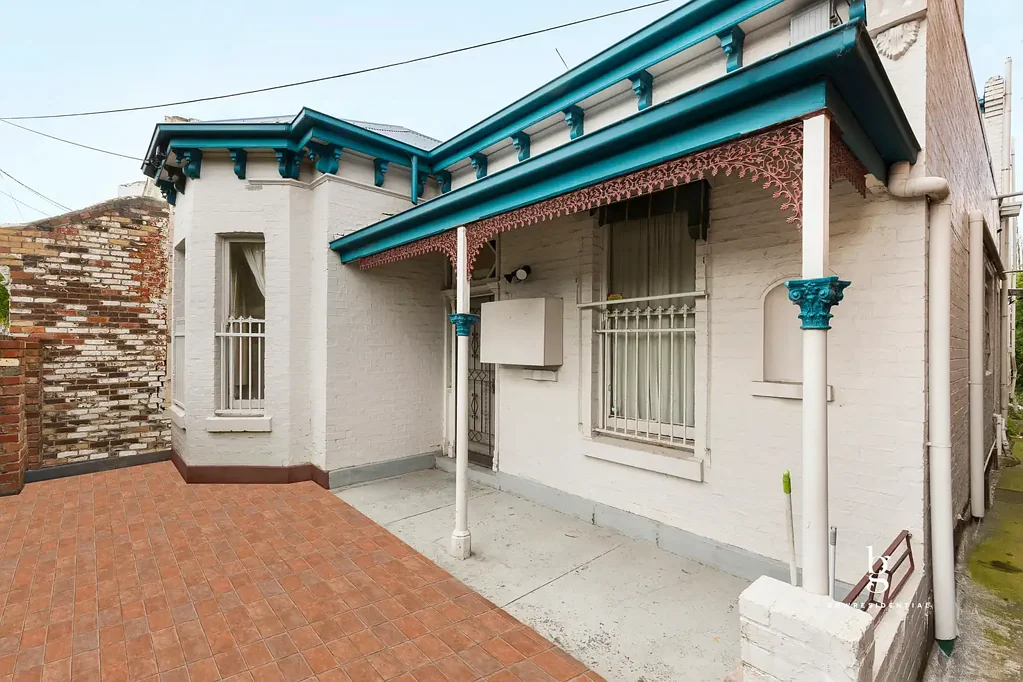 Abbotsford 6房 六间卧室宽敞 两个功能浴室 多个生活用餐区 小巷后院停车 高天花板时期细节 经典立面永恒特色 靠近Collingwood Children's Farm 步行至Johnston Street餐饮区 靠近Abbotsford Convent 无可匹敌交通便捷 We have clear instruction from our Seller - Must be sold 
(Deadline: 29th December 2025)