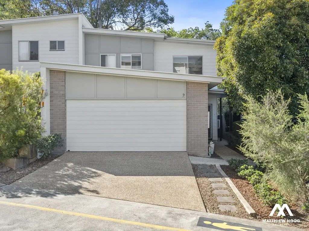 Manly West 3બેડરૂમ Stunning Townhouse with a Private but Leafy Outlook in “The Range”