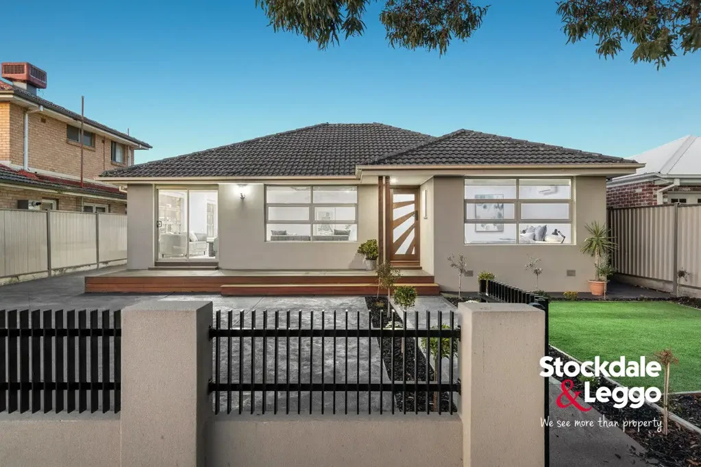 Glenroy 3房 宽敞砖面住宅 安全门围栏 景观花园 木制露台 大型客厅 翻新厨房 石材台面 优质电器 主卧套间 步入更衣 宽敞甲板 低维护花园 车库停车位 无物业费 近好学校 步行公交 灵活空间 家庭首选 Spacious Street-Facing Home for the Whole Family to Enjoy!