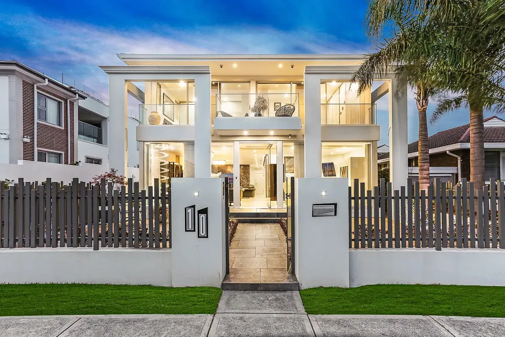 LUXURIOUS DESIGNER HOME IN COASTAL SETTING