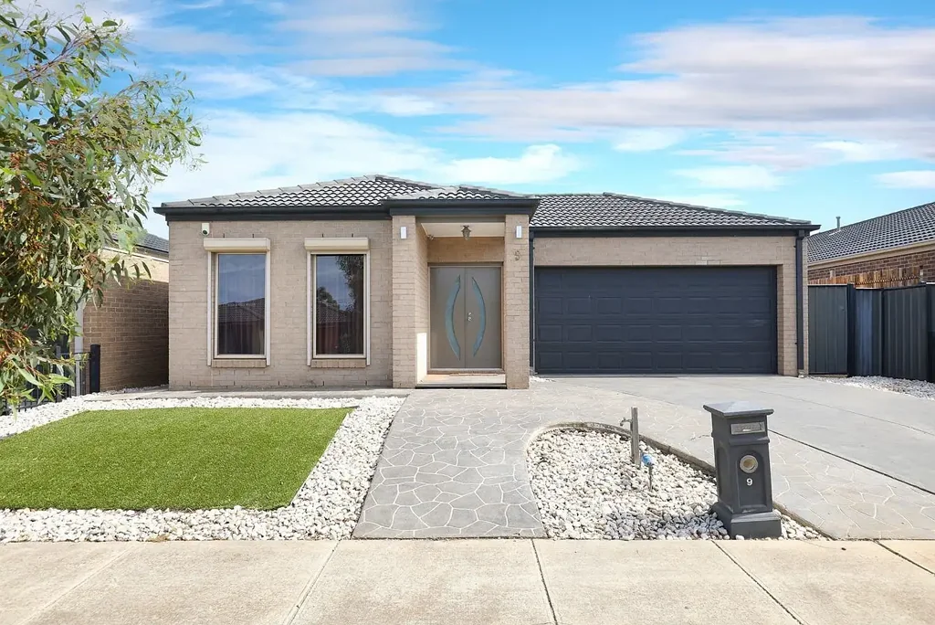Four Bedroom house available in Tarneit! Walking distance to St John The Apostle Catholic Primary School in Tarneit!!