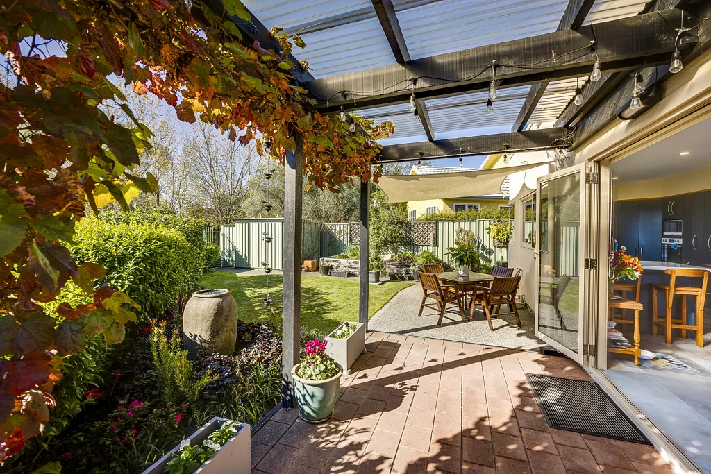 Havelock North 3Kwarto Reserve-side living, modernised construction