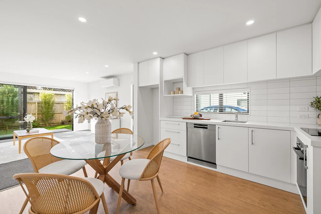 Saint Albans 2غرفة نوم Ignore the RV ($680k) Now Priced at $575,000!
