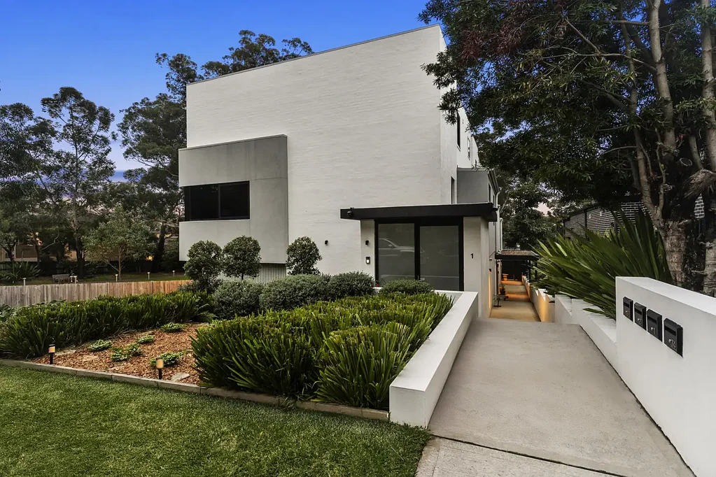 Gymea 3房 建筑师设计联排 私人电梯入户 朝北采光充足 设计师石材厨房 私密低维护庭院 步行可达Gymea Village Architecturally Designed Townhouse with Private Lift