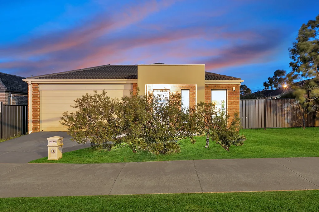 Tarneit 4 Bedroom Family Home On A Massive 584m2Block with Huge Side Access !!
