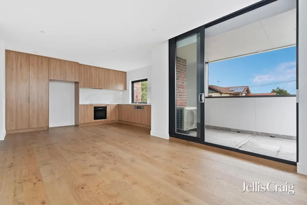 Yarraville 2房 现代活力设计 木地板客厅 集成电器石材台面 铺砖阳台 主卧步入式衣帽间 精致主浴室 安全储物 停车位 近Beaton Reserve 村庄商店咖啡馆 火车线路 Architectural, Practical, Exceptional